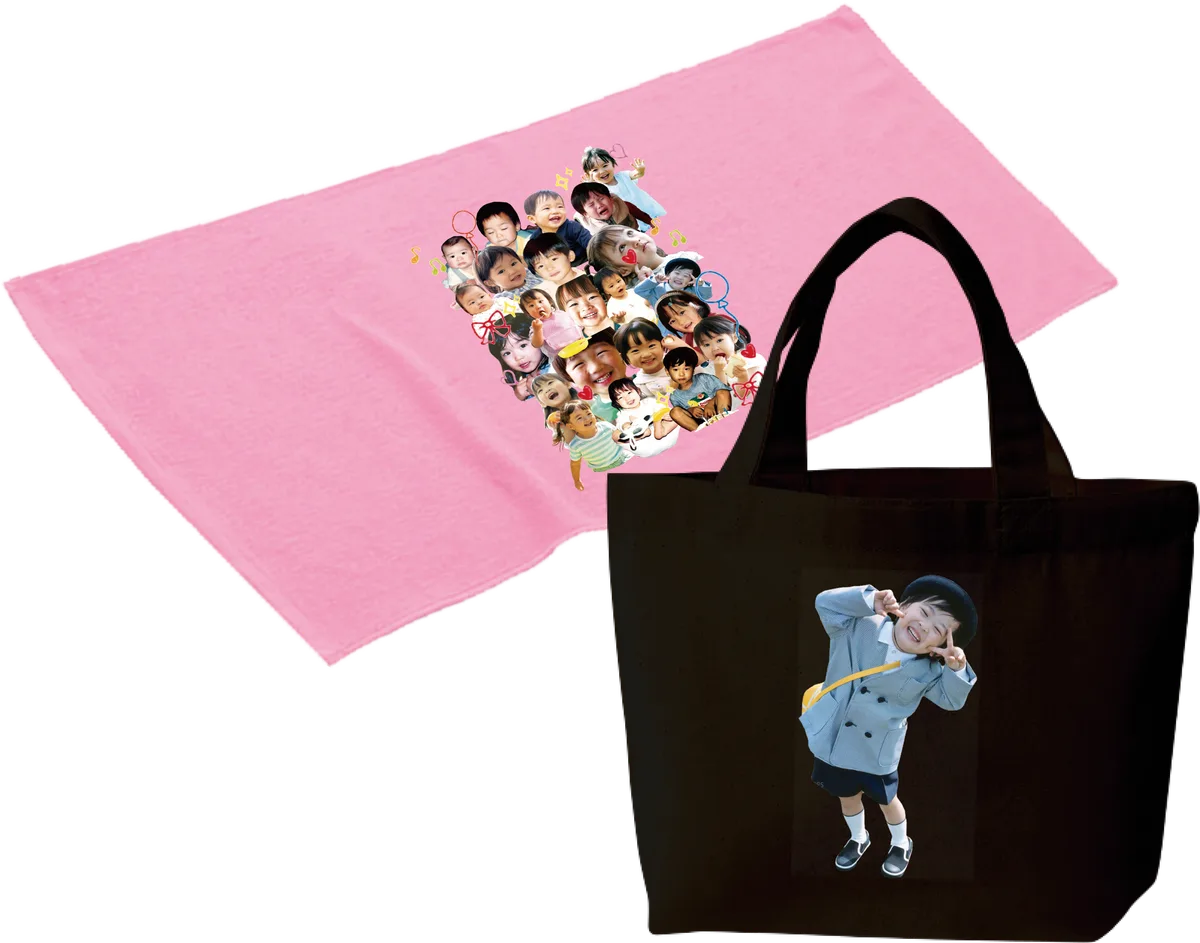 幼少期フォトのコラージュをプリントしたピンクタオルと、単写真をプリントした黒トートバッグ例